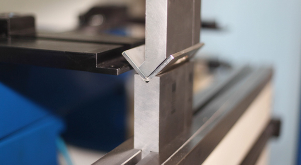 Abkantpresse bei der Blechbearbeitung