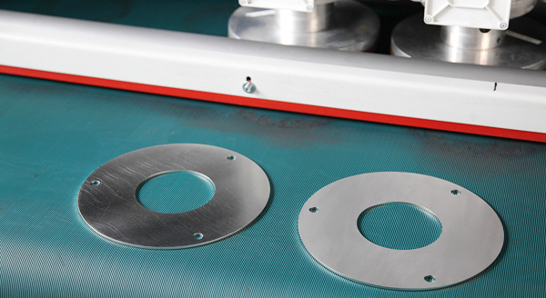 Entgraten und Kantenverrunden von Blechteilen