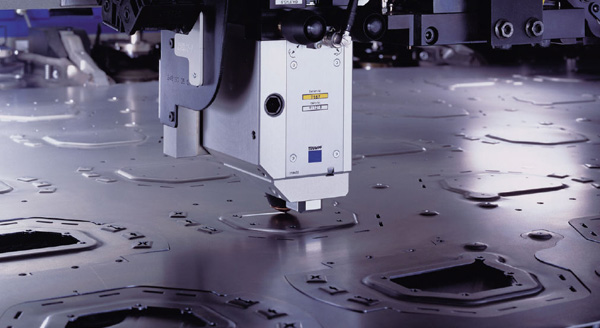 Kombibearbeitung – Stanzen und Lasern kombiniert