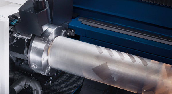 Bearbeitetes Rohr mit Ausschnitten und Konturen