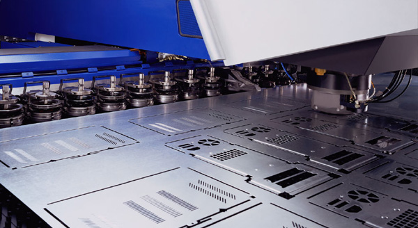 CNC-Stanzmaschine bei Mitsch Blechbearbeitung